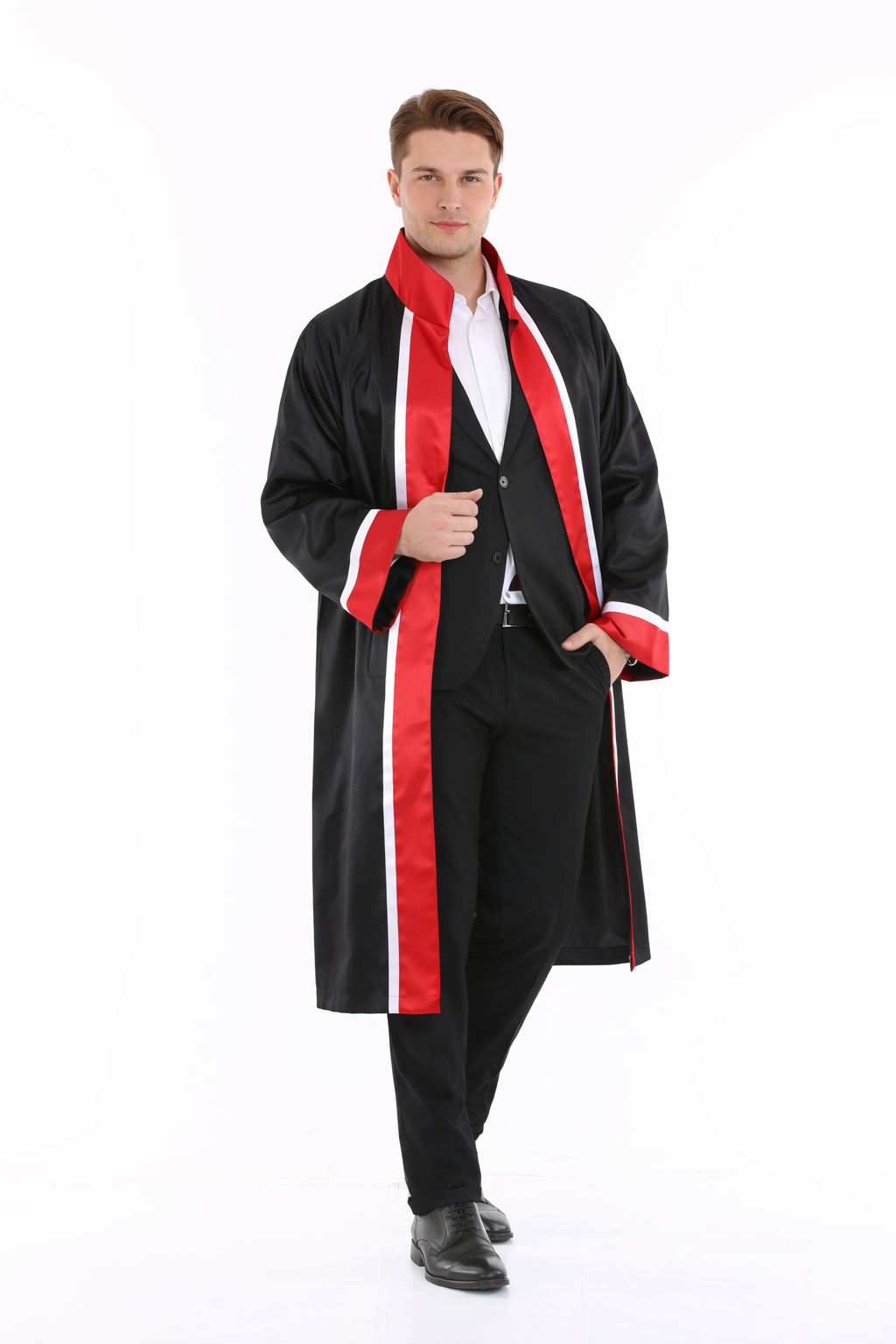 Beyaz kurdeleli siyah kırmızı mezuniyet cübbesi